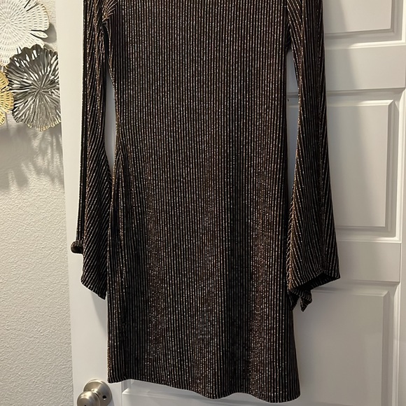 Women's Ellena Metallic Striped Off The Shoulder - Picture 4 of 8